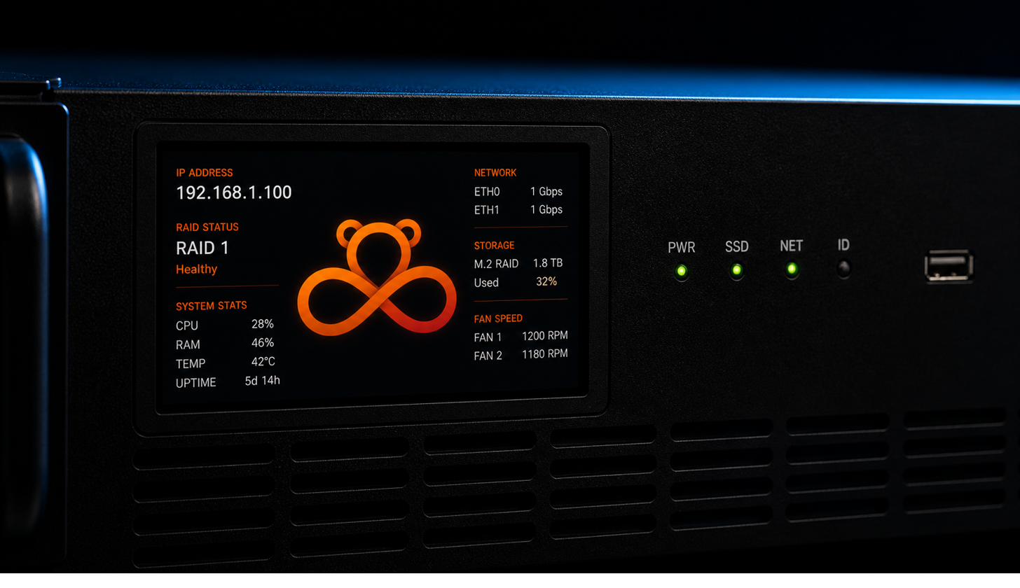 Detalle frontal del display táctil del servidor mostrando IP, RAID, system stats y el isotipo OSY en naranja.